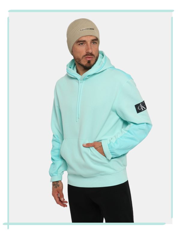 Felpa Calvin Klein Verde - Felpa con cappuccio in total verde acqua. Presente tascone a toppa più velcro sui polsini. La ves