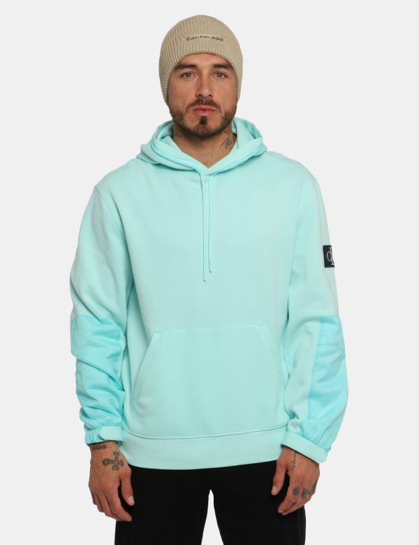Felpa Calvin Klein Verde - Felpa con cappuccio in total verde acqua. Presente tascone a toppa più velcro sui polsini. La ves