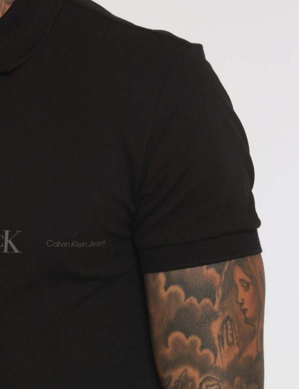 Polo Calvin Klein Nero - Polo in total nero slavato con logo brand stampato in grigio. Presente colletto alla peter pan in t