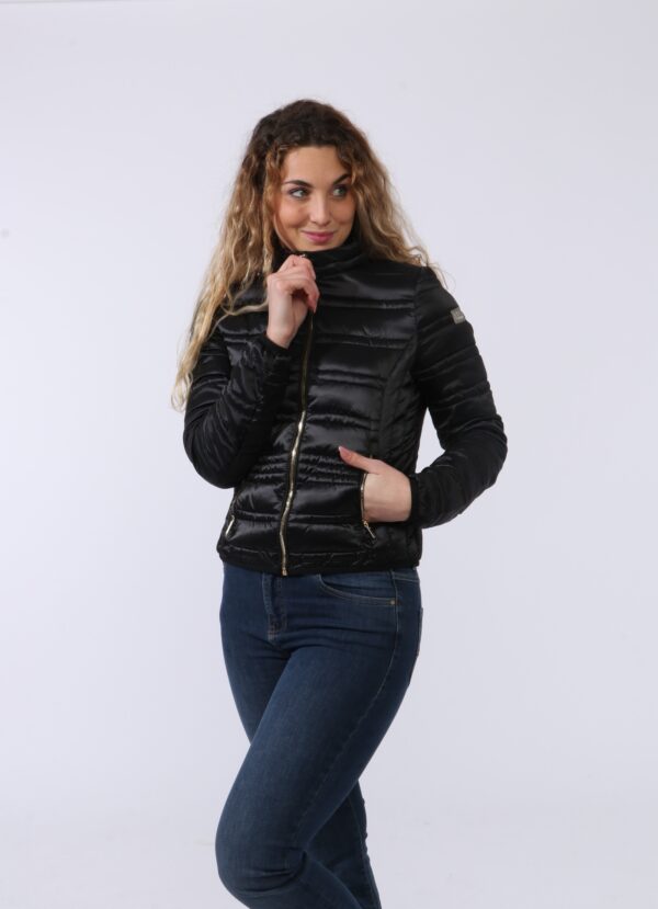Piumino leggero Yes Zee Nero - Piumino leggero in total nero con trama rigata. Presenti tasche a taglio trasversale con chiu
