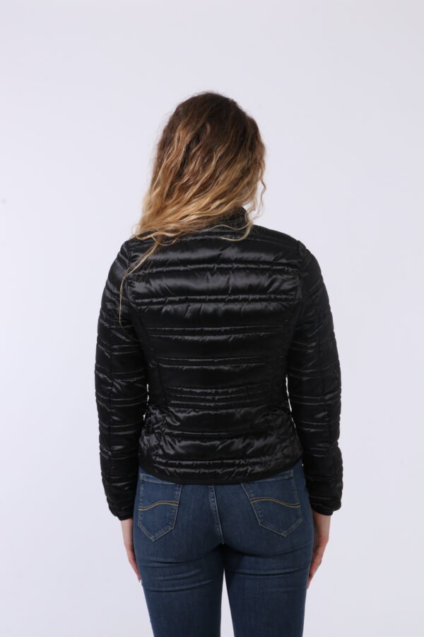 Piumino leggero Yes Zee Nero - Piumino leggero in total nero con trama rigata. Presenti tasche a taglio trasversale con chiu