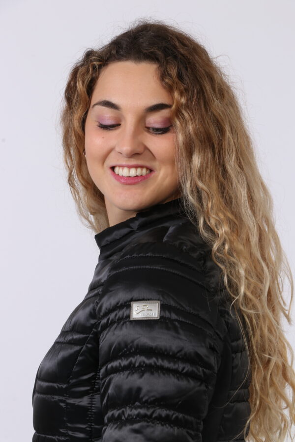 Piumino leggero Yes Zee Nero - Piumino leggero in total nero con trama rigata. Presenti tasche a taglio trasversale con chiu