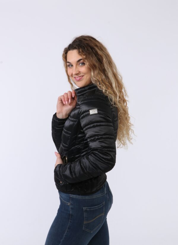 Piumino leggero Yes Zee Nero - Piumino leggero in total nero con trama rigata. Presenti tasche a taglio trasversale con chiu