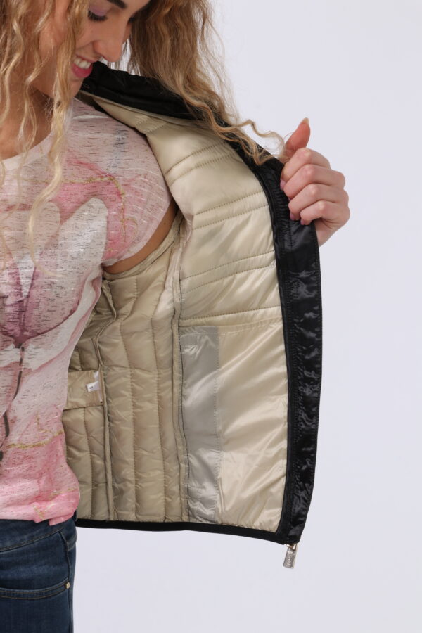 Piumino leggero Yes Zee Nero - Piumino leggero in total nero con trama rigata. Presenti tasche a taglio trasversale con chiu