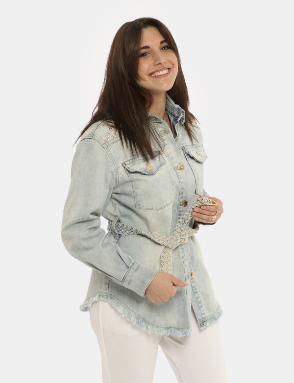 Giacca Yes Zee denim - COMPOSIZIONE E VESTIBILITÀ:98% cotone 2% elastane La modella è alta 161 cm e indossa la taglia S. La