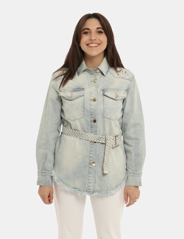 Giacca Yes Zee denim - COMPOSIZIONE E VESTIBILITÀ:98% cotone 2% elastane La modella è alta 161 cm e indossa la taglia S. La