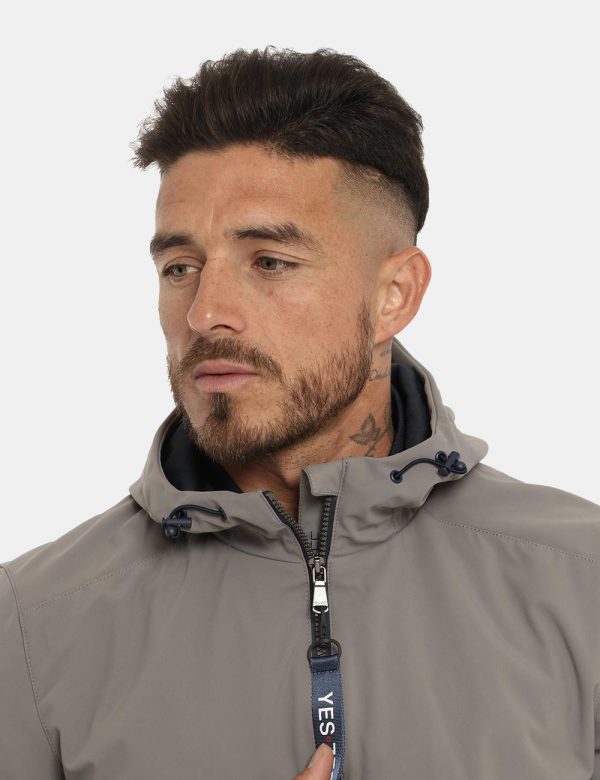 Giacca Yes Zee grigio - COMPOSIZIONE E VESTIBILITÀ:100% poliestereIl modello è alto 178 cm e indossa la taglia L. La vestibi