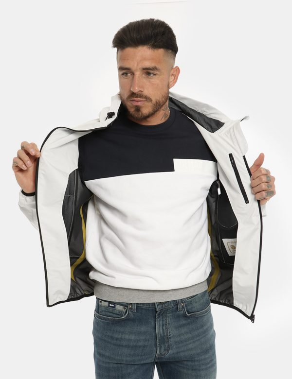 Giacca Yes Zee grigia - COMPOSIZIONE E VESTIBILITÀ:88% nylon 12% elastane Il modello è alto 178 cm e indossa la taglia L. L