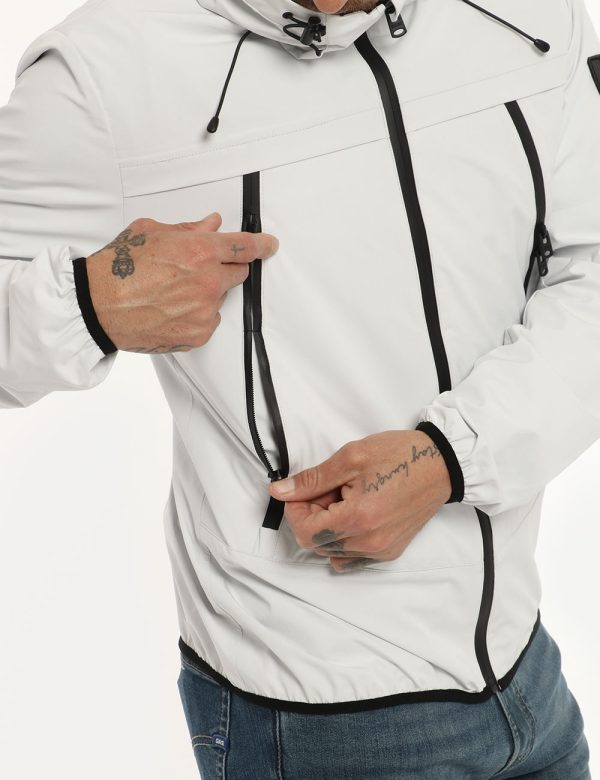 Giacca Yes Zee grigia - COMPOSIZIONE E VESTIBILITÀ:88% nylon 12% elastane Il modello è alto 178 cm e indossa la taglia L. L