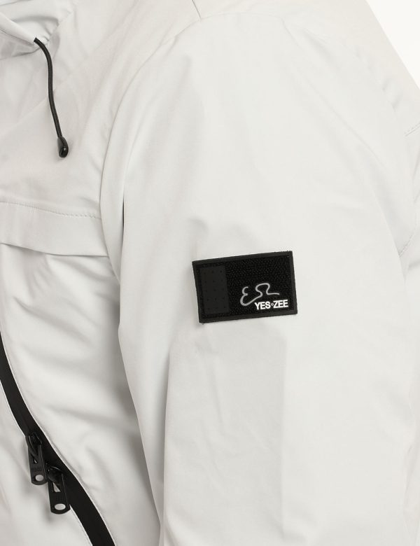 Giacca Yes Zee grigia - COMPOSIZIONE E VESTIBILITÀ:88% nylon 12% elastane Il modello è alto 178 cm e indossa la taglia L. L