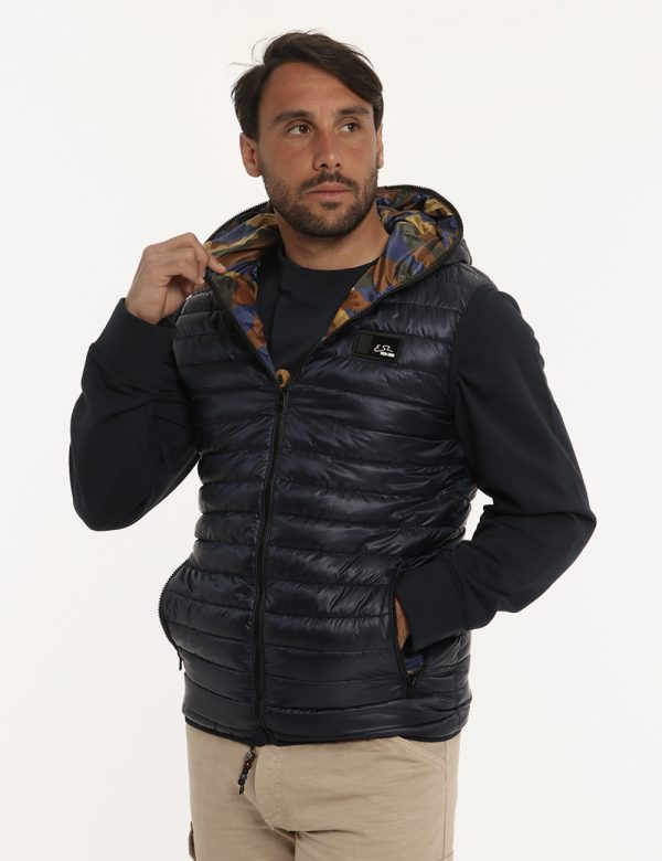 Gilet Yes Zee smanicato blu - COMPOSIZIONE E VESTIBILITÀ:100% poliestereIl modello è alto 170 cm e indossa la taglia L. La v