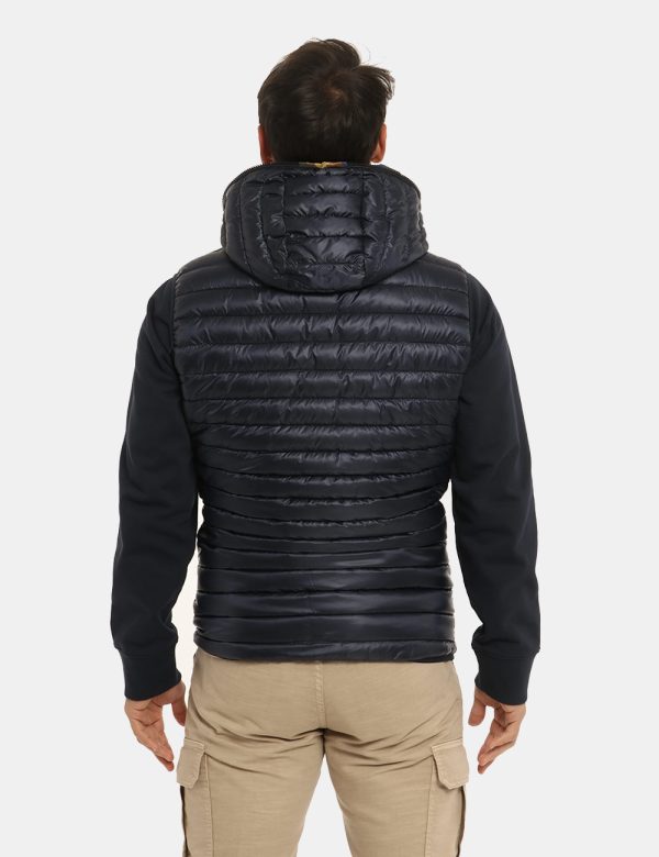 Gilet Yes Zee smanicato blu - COMPOSIZIONE E VESTIBILITÀ:100% poliestereIl modello è alto 170 cm e indossa la taglia L. La v