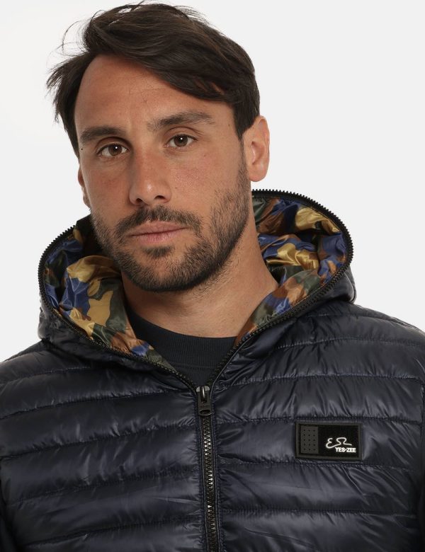 Gilet Yes Zee smanicato blu - COMPOSIZIONE E VESTIBILITÀ:100% poliestereIl modello è alto 170 cm e indossa la taglia L. La v