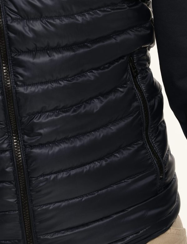 Gilet Yes Zee smanicato blu - COMPOSIZIONE E VESTIBILITÀ:100% poliestereIl modello è alto 170 cm e indossa la taglia L. La v