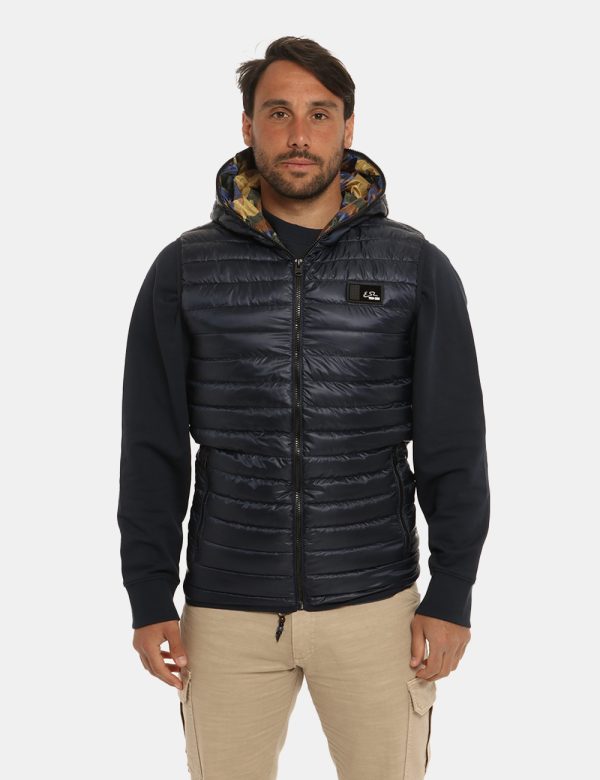 Gilet Yes Zee smanicato blu - COMPOSIZIONE E VESTIBILITÀ:100% poliestereIl modello è alto 170 cm e indossa la taglia L. La v