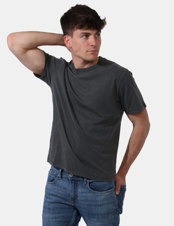 T-shirt Pepe Jeans Nero - T-shirt classica su base nero slavato con piccola stampa logo brand in tono su tono ad altezza cuo