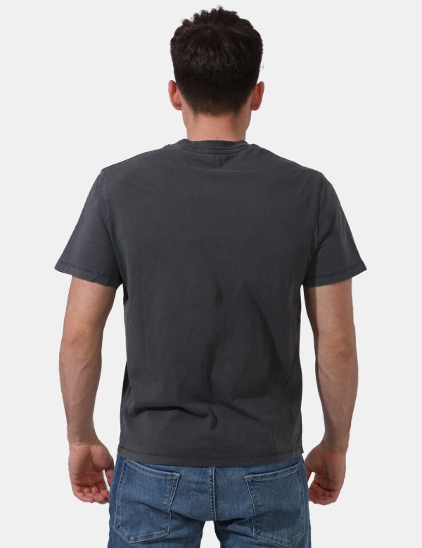 T-shirt Pepe Jeans Nero - T-shirt classica su base nero slavato con piccola stampa logo brand in tono su tono ad altezza cuo