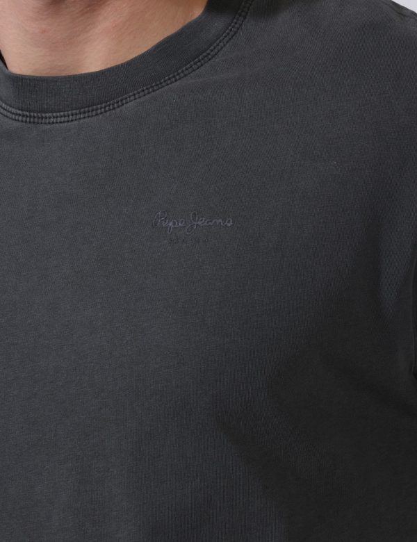 T-shirt Pepe Jeans Nero - T-shirt classica su base nero slavato con piccola stampa logo brand in tono su tono ad altezza cuo