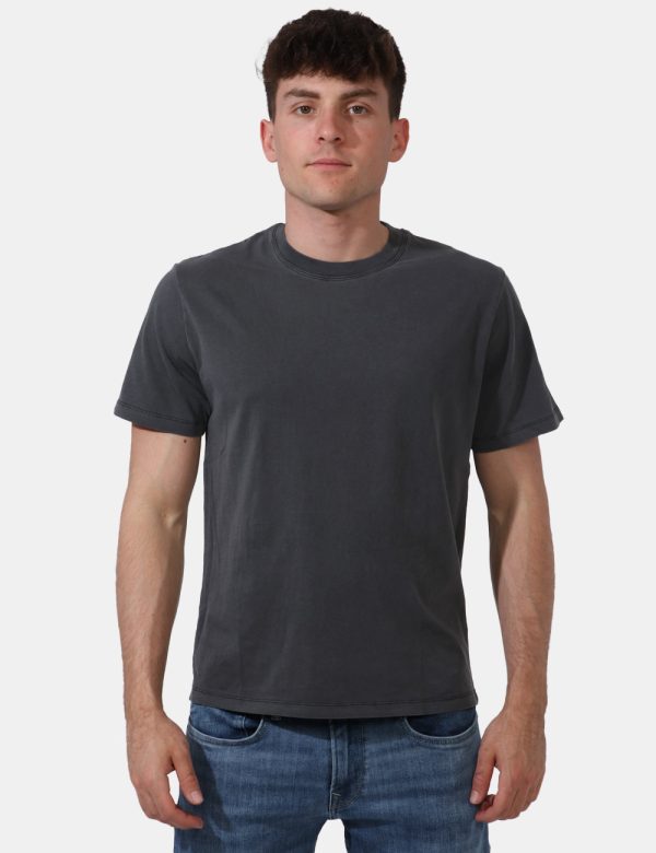 T-shirt Pepe Jeans Nero - T-shirt classica su base nero slavato con piccola stampa logo brand in tono su tono ad altezza cuo