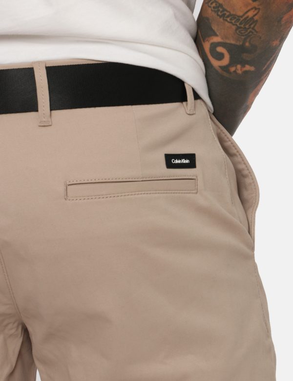Bermuda Calvin Klein Beige - Bermuda in total beige con tasche a taglio trasversale sul fronte e tasche a taglio sul retro.