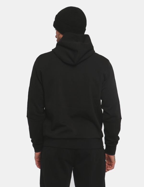 Felpa Calvin Klein Nero - Felpa a collo alto con cappuccio in total nero. Presenti tasche a taglio trasversale. La vestibil