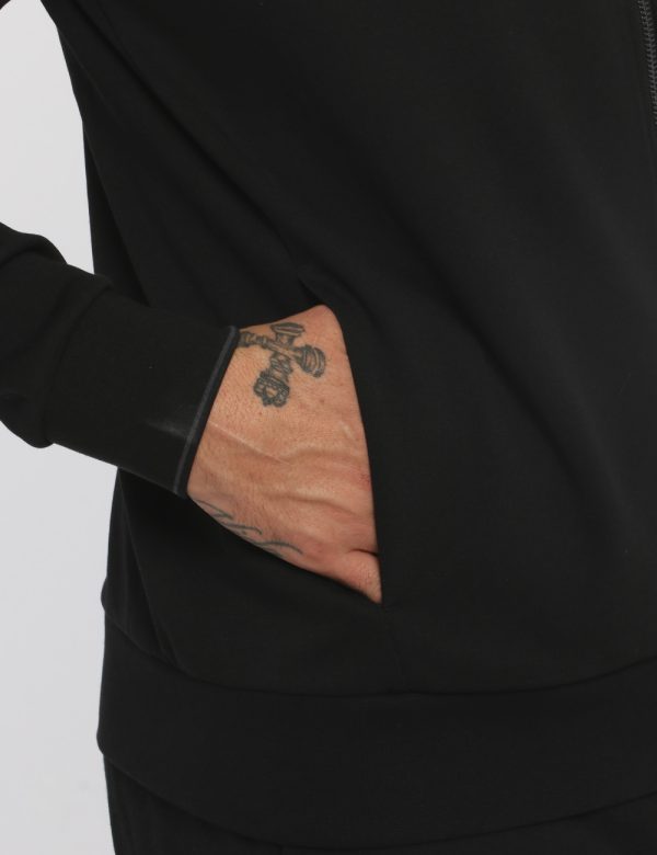 Felpa Calvin Klein Nero - Felpa a collo alto con cappuccio in total nero. Presenti tasche a taglio trasversale. La vestibil