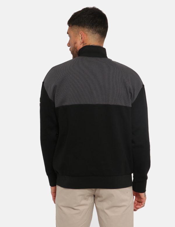 Felpa Calvin Klein Nero - Felpa a collo alto su sfondo nero e grigio traforato. La vestibilità è morbida e pratica grazie a