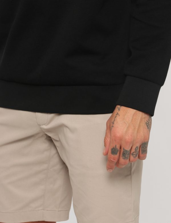 Felpa Calvin Klein Nero - Felpa a collo alto su sfondo nero e grigio traforato. La vestibilità è morbida e pratica grazie a