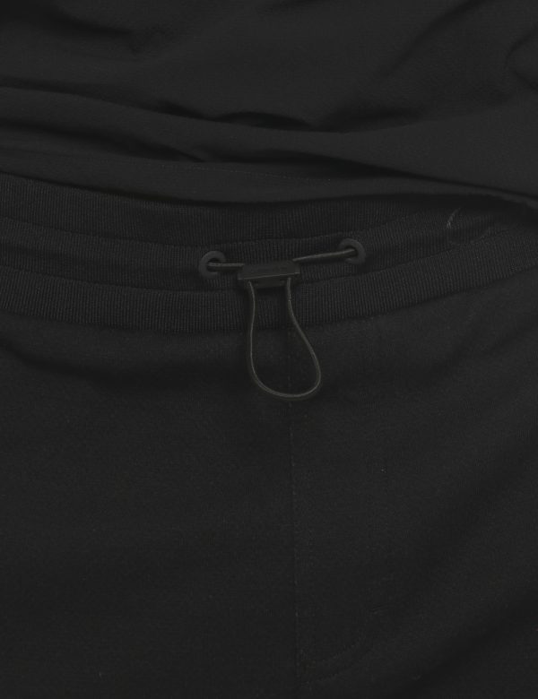 Pantaloni Calvin Klein Nero - Pantaloni felpati in total nero. Presenti tasche a taglio trasversale e logo brand ricamato su