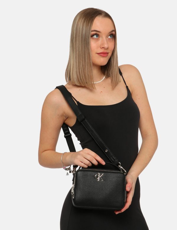 Borsa Calvin Klein Nero - Borsa a tracolla di piccole dimensioni in total nero con logo brand in metallo. La bag si compone