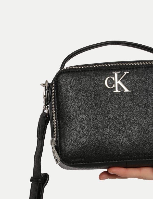 Borsa Calvin Klein Nero - Borsa a tracolla di piccole dimensioni in total nero con logo brand in metallo. La bag si compone