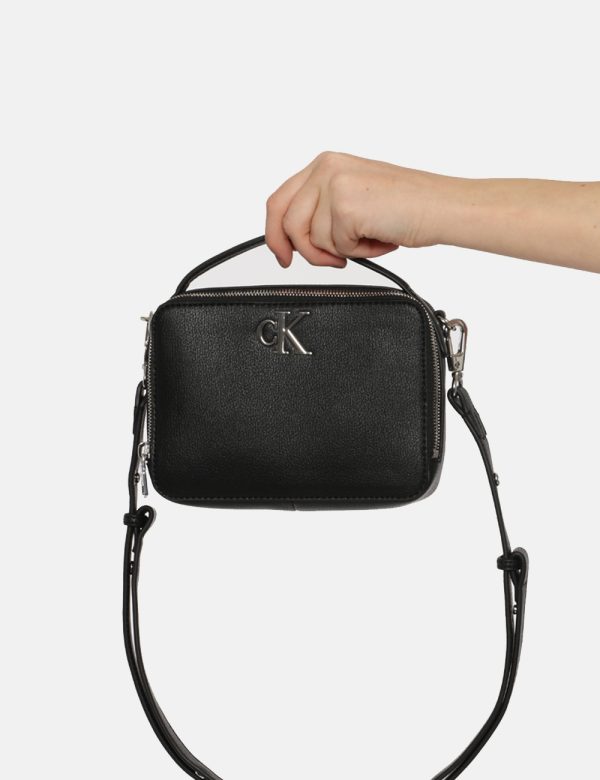 Borsa Calvin Klein Nero - Borsa a tracolla di piccole dimensioni in total nero con logo brand in metallo. La bag si compone