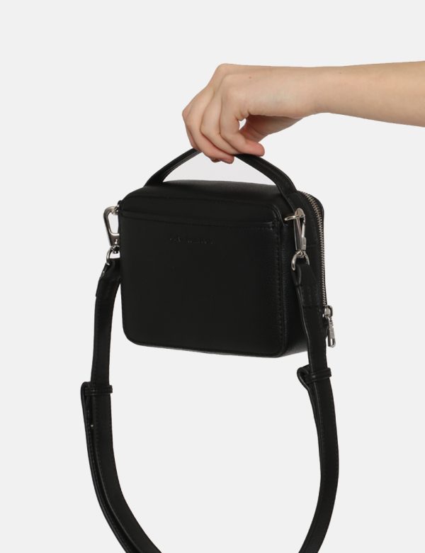 Borsa Calvin Klein Nero - Borsa a tracolla di piccole dimensioni in total nero con logo brand in metallo. La bag si compone