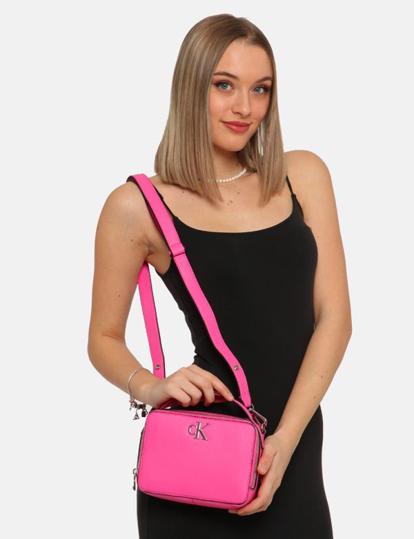 Borsa Calvin Klein Fucsia - Borsa a tracolla di piccole dimensioni in total fucsia con logo brand in metallo. La bag si comp