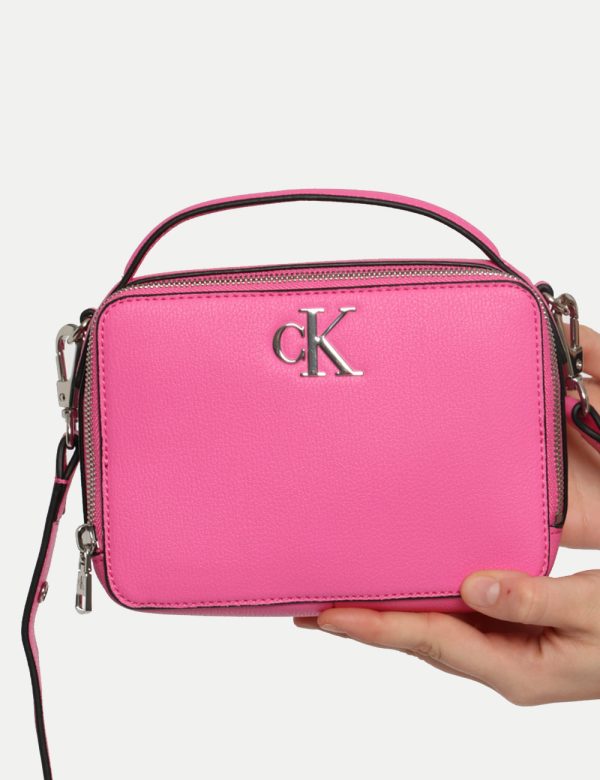 Borsa Calvin Klein Fucsia - Borsa a tracolla di piccole dimensioni in total fucsia con logo brand in metallo. La bag si comp