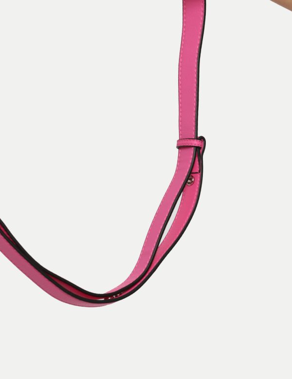 Borsa Calvin Klein Fucsia - Borsa a tracolla di piccole dimensioni in total fucsia con logo brand in metallo. La bag si comp