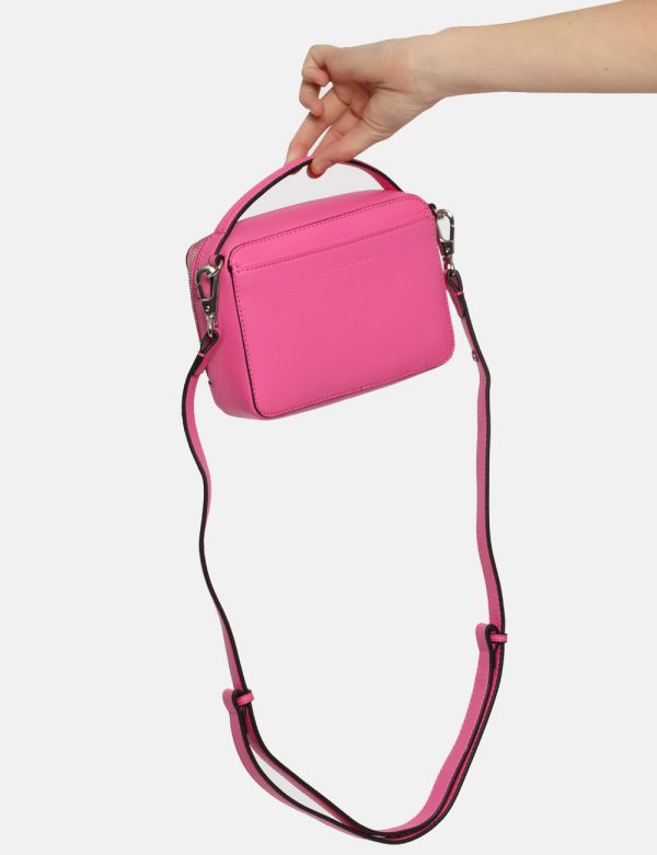 Borsa Calvin Klein Fucsia - Borsa a tracolla di piccole dimensioni in total fucsia con logo brand in metallo. La bag si comp