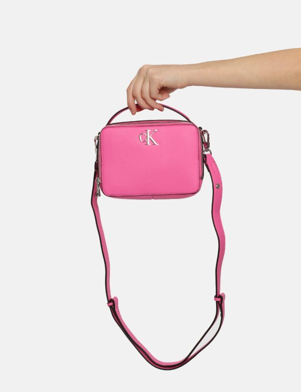 Borsa Calvin Klein Fucsia - Borsa a tracolla di piccole dimensioni in total fucsia con logo brand in metallo. La bag si comp