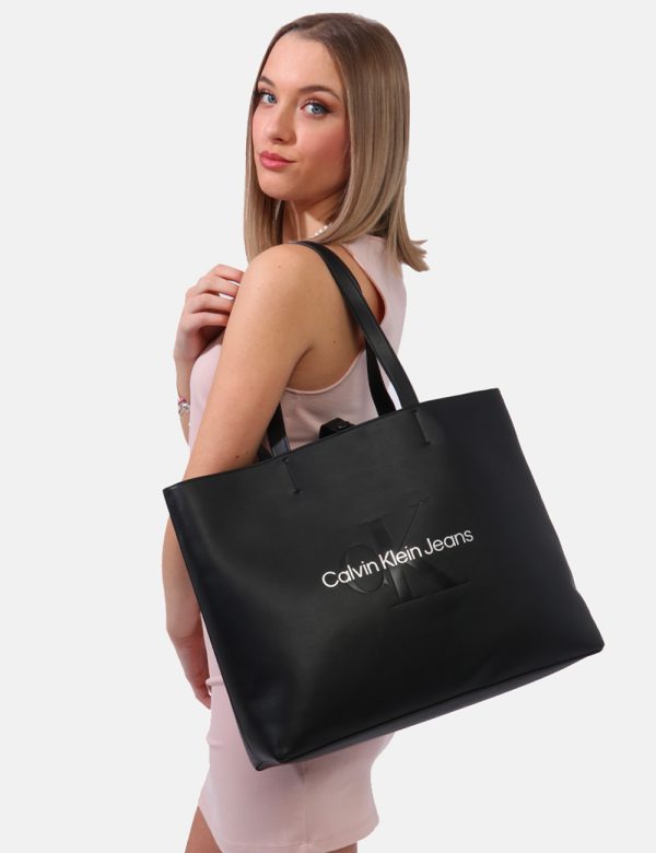 Borsa Calvin Klein Nero - Tote bag di grandi dimensioni in simil cuoio ed in total nero con logo brand stampato. L'interno è