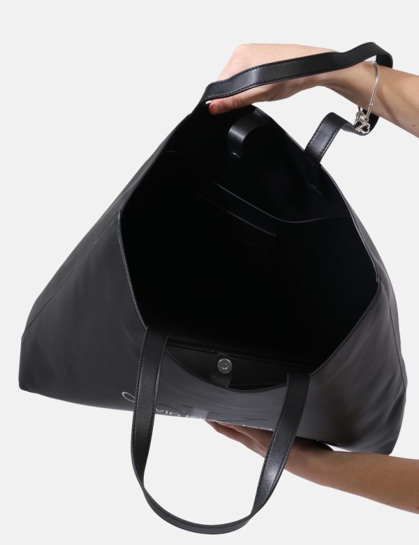 Borsa Calvin Klein Nero - Tote bag di grandi dimensioni in simil cuoio ed in total nero con logo brand stampato. L'interno è