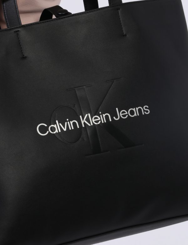 Borsa Calvin Klein Nero - Tote bag di grandi dimensioni in simil cuoio ed in total nero con logo brand stampato. L'interno è