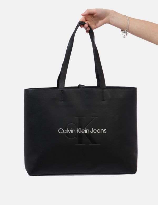 Borsa Calvin Klein Nero - Tote bag di grandi dimensioni in simil cuoio ed in total nero con logo brand stampato. L'interno è