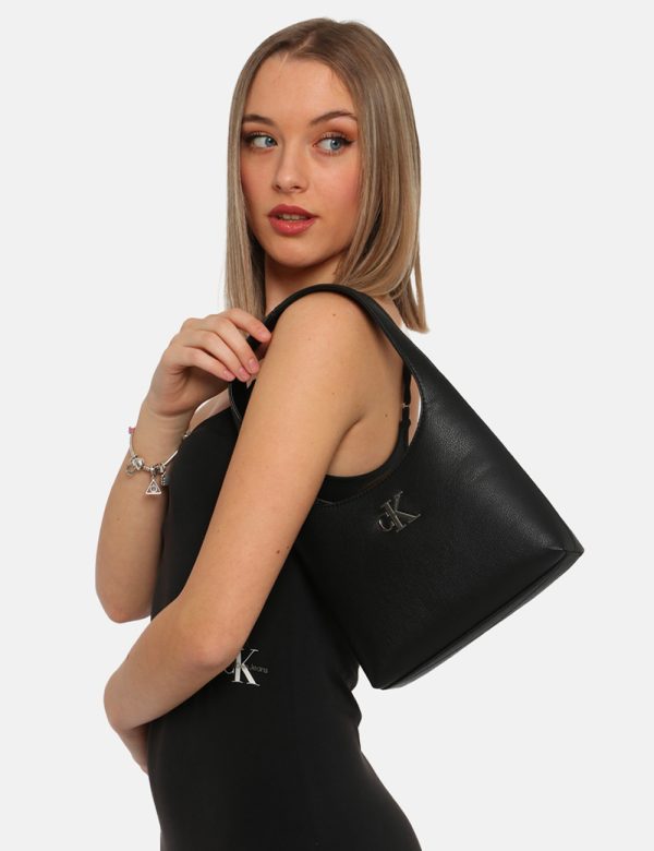 Borsa Calvin Klein Nero - Borsa a mano di piccole dimensioni in total nero con logo brand in metallo. L'interno è composto d