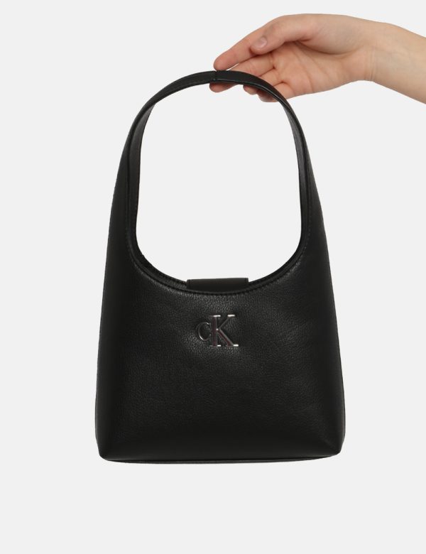Borsa Calvin Klein Nero - Borsa a mano di piccole dimensioni in total nero con logo brand in metallo. L'interno è composto d
