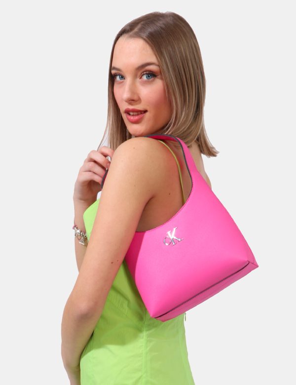 Borsa Calvin Klein Fucsia - Borsa a mano di piccole dimensioni in total fucsia con logo brand in metallo. L'interno è compos