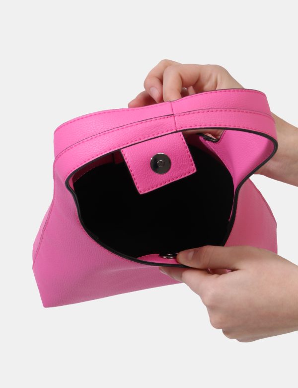 Borsa Calvin Klein Fucsia - Borsa a mano di piccole dimensioni in total fucsia con logo brand in metallo. L'interno è compos