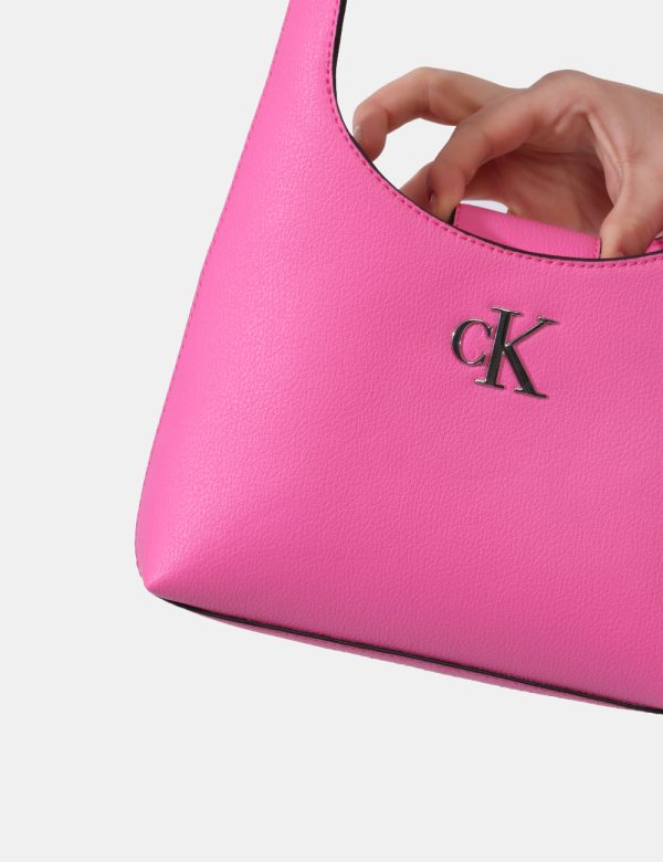 Borsa Calvin Klein Fucsia - Borsa a mano di piccole dimensioni in total fucsia con logo brand in metallo. L'interno è compos