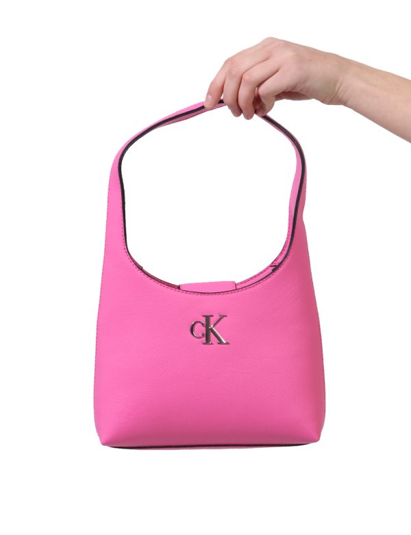 Borsa Calvin Klein Fucsia - Borsa a mano di piccole dimensioni in total fucsia con logo brand in metallo. L'interno è compos