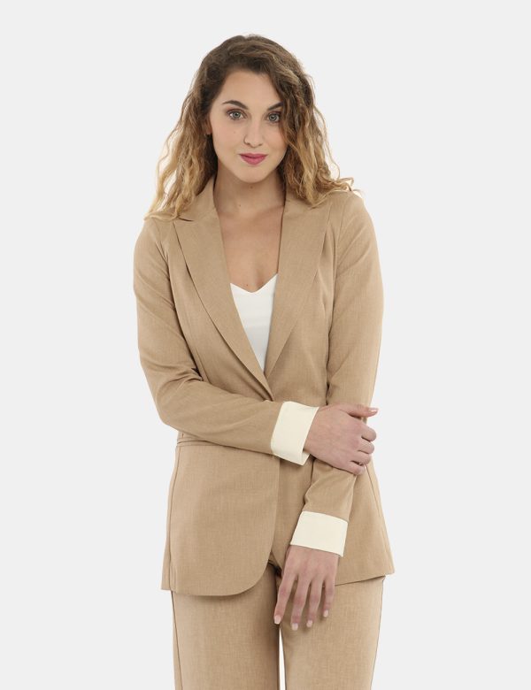 Giacca Vougue in coordinato beige - COMPOSIZIONE E VESTIBILITÀ:96% poliestere 4% elastaneLa modella è alta 170 cm e indossa