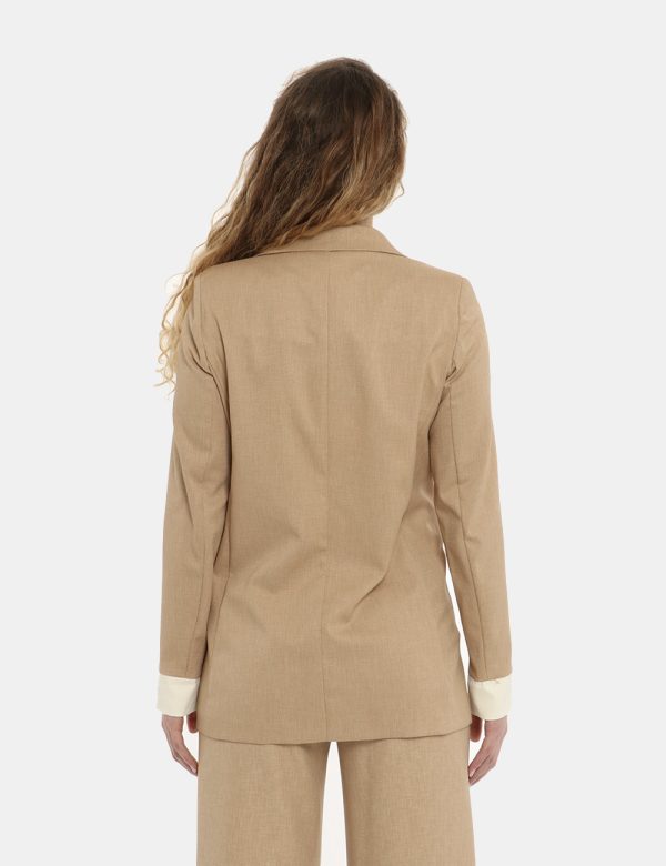 Giacca Vougue in coordinato beige - COMPOSIZIONE E VESTIBILITÀ:96% poliestere 4% elastaneLa modella è alta 170 cm e indossa
